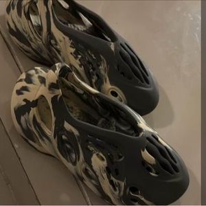 Yezzy foam runners size 4